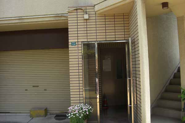 道順10　曲がってすぐの建物になります。