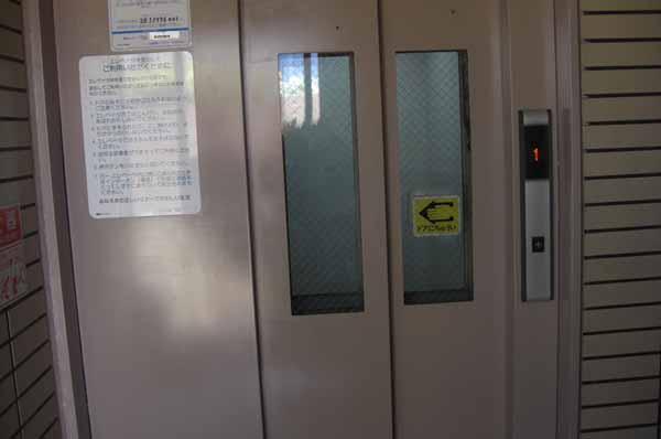 道順11　エレベーターで3階までお越しください。エレベーター出て左手の302号室になります。