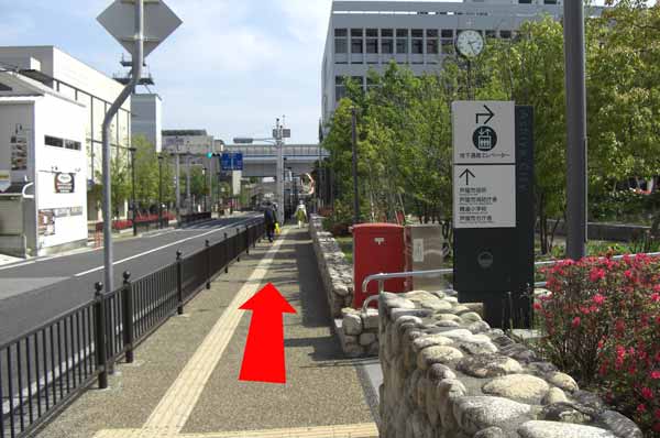 道順4　左手に消防署や幼稚園がみえますので通り越して『精道』の交差点（高架下）まで直進してください。