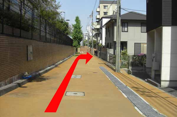 道順6　そのまま直進し、突当りを右に曲がってください。