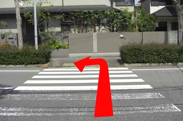 道順8　横断歩道を渡ったら左に進んでください。