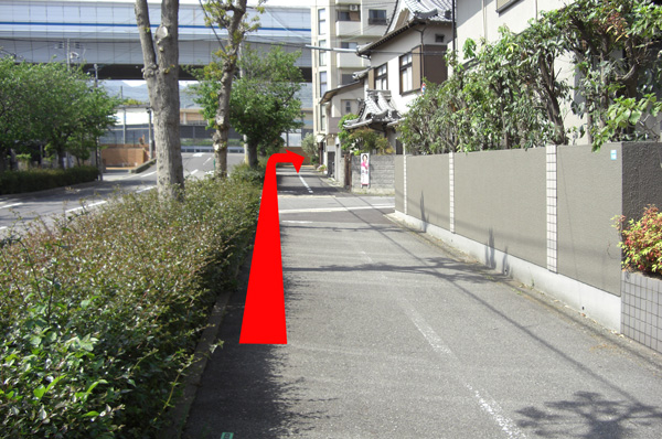 道順9　そのまま直進し、突当りを右に曲がってください。